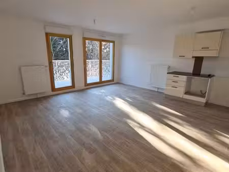 f4 3 chambres  avec balcon et parking
