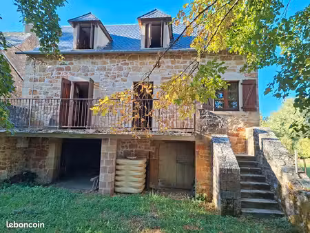 charmante maison en pierre dans le petit village de barriac