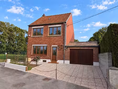 maison individuelle avec jardin et garage