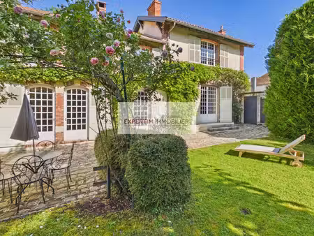 demeure de caractere de 240m² de 5ch avec terrasse et jardin + pkgs