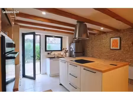 à vendre – charmante maison en pierre entièrement rénovée  avec dépendances et extérieur  