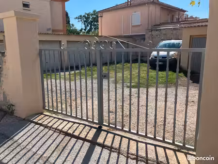 location garage fermé sur terrain privé fermé