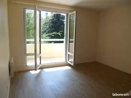 1 chambre  balcon  parking  au calme  libre le 23 octobre