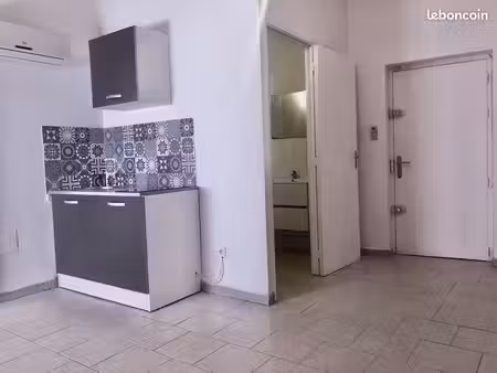 loue studio meublé à l année