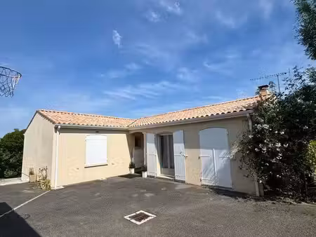 maison de plain-pied 183 m' - 5 chambres - terrain 1 987 m2 - piscine - panneaux solaires 