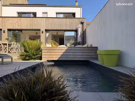 maison contemporaine derrière les parcs