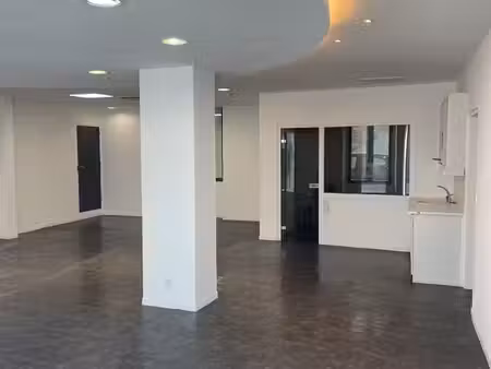 location d'un local commercial de 93 m2 + parking privé