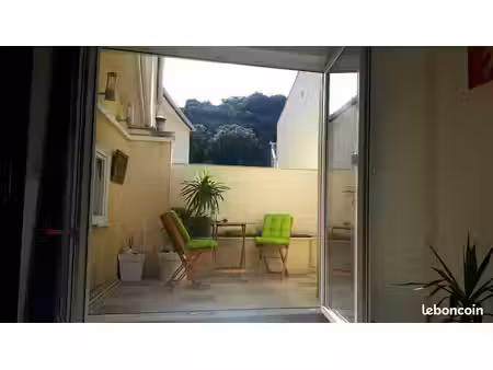 très jolie f2 + terrasse + tres grande garage