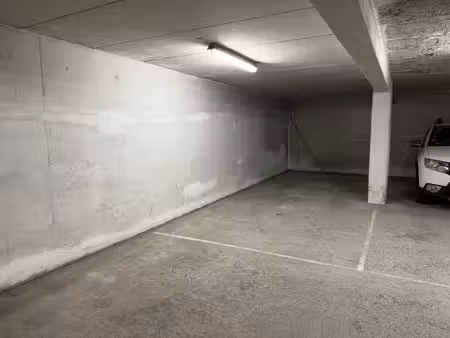 à proximité immédiate des halles  place de parking en sous-s