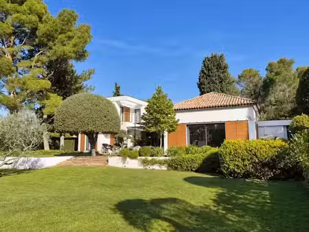 location meublée maison 6 pièces 260 m² à paradou (13520)  5 800 €