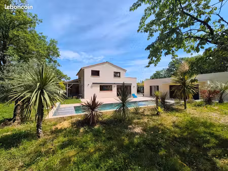 maison familiale 240m2  pool house 50m2 et piscine ai sel _ libre de toute occupation