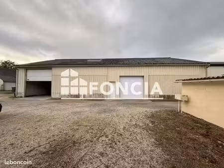 local commercial 3 pièces 220m² à louer 670 - saumur 49400
