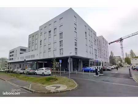 local pharmacie 280 m²