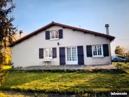 villa plein pied de 100 m2 sur terrain plat  arboré & clos de murs d'une surface de 1932 m