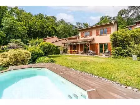 maison familiale au calme dans un écrin de verdure