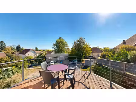 maison mitoyenne de 115m2 avec studio indépendant.