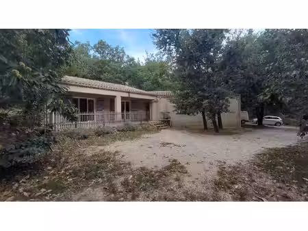 belle villa dans un cadre boisé