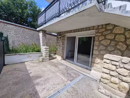 appartement de plain-pied avec jardinet privatif !