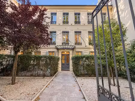 superbe f2 aves terrasse dans un bel immeuble ancien réhabilit?