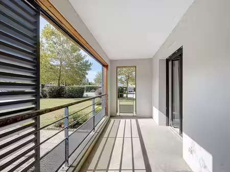 beau t2 avec terrasse et parking