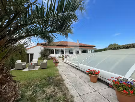 maison 3 chambres de 115 m² avec piscine et terrain de 1600m² à aurensan