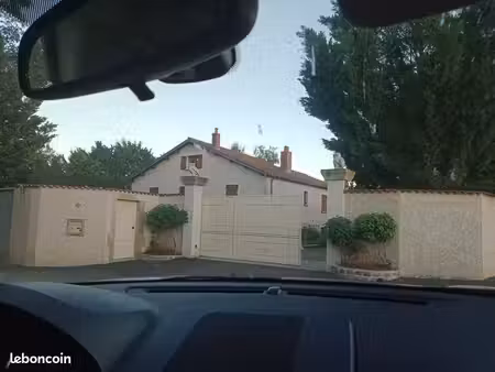 maison implante sur un terrain 3666m²