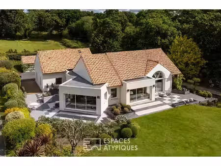 demeure familiale de plain-pied ouverte sur le jardin