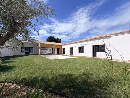 maison neuve de plain-pied avec piscine  jardin et quatre chambres villa rethaise haut de 