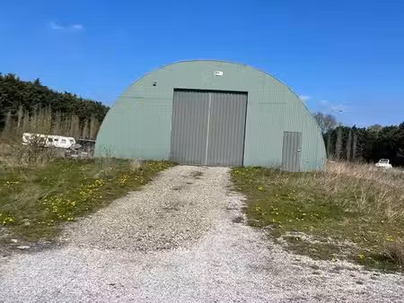terrain avec hangar