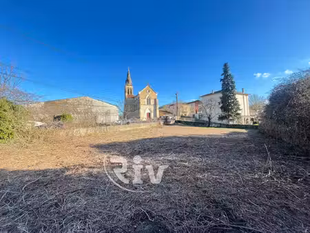 situé en plein centre du village de meyssiez  ce t