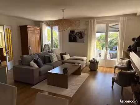 pavillon de construction soignée  en parfait état rénové avec élégance 6 grandes chambres 
