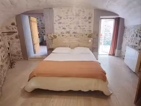 charmante maison de village en pierre avec cour & terrasse sans vis à vis
