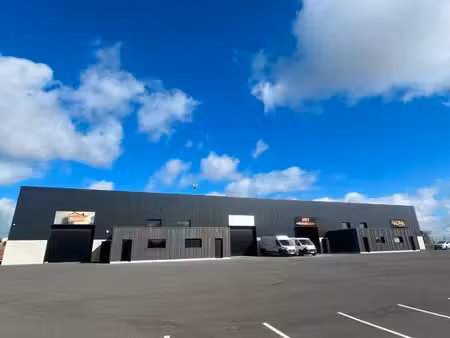 location entrepôt / hangar 500m² + bureaux 70m²