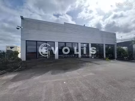 local d'activité 900 m²