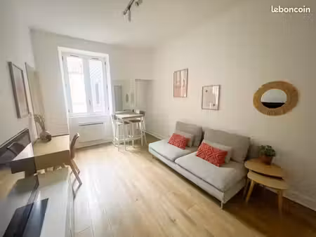 t1 bis meublé de 28m2  au 2 eme étage d’un bel immeuble ancien dans le coeur historique de
