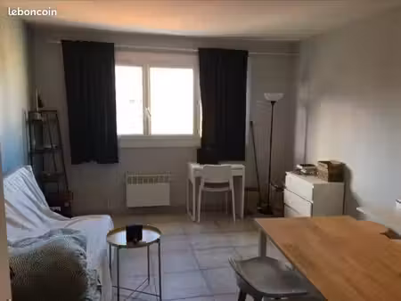 a louer studio haut de breteuil / vue notre dame d