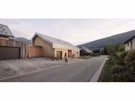 rare – maison d’architecte neuve au cœur du village  à 2 minutes à pied de l’école  avec v