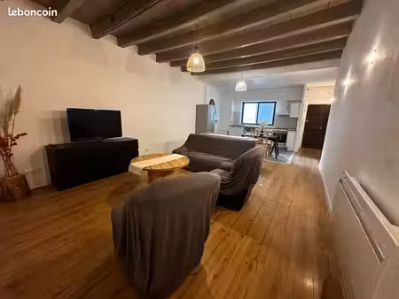 centre historique – t3 rénové de 73 87 m² carrez avec balcon sur cour