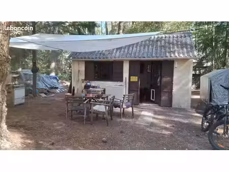 vend terrrain avec petite maison et puits