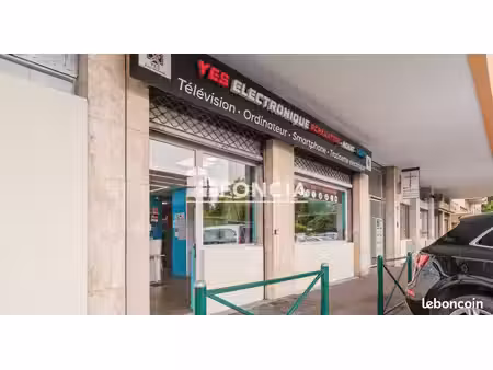local commercial de 80 m² avec vitrine - résidence pierrefontaine