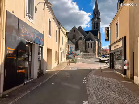 local commercial 30 m² - centre yvré-l’évêque - vitrine / clim / cave