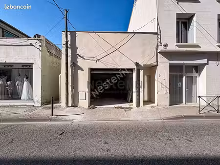local 130 m² orange