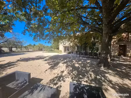 grande batisse avec jardin et dépendances