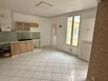 ? maison individuelle 2 pièces 40 m² avec cour privative – centre-ville moret-sur-loing