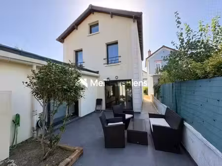 maison individuelle 6 pièces 143 m² habitable sur terrain de 747 m²