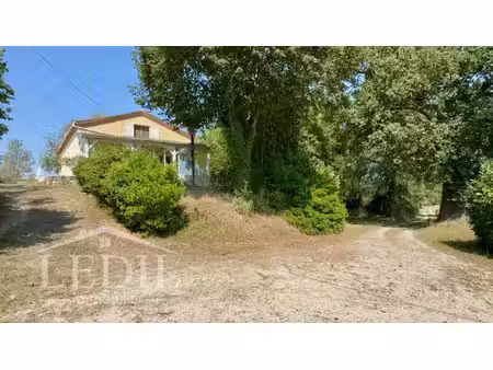 propriété de caractère sur 2 5 ha avec vue  deux habitations et dépendances