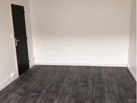 grand studio 36 m2 rez de chaussée place de parking privative