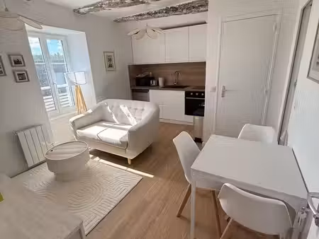 t2 meublé rénové avec charme – 25 m² – sérent centre