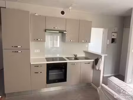 appartement f2 traversant avec parking et cave