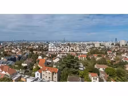 vue magnifique sur paris / a renover / lumineux